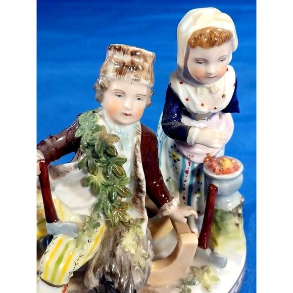 ANTIQUE CARL THIEME PORCELAIN GROUPING YOUNG COUPLE WINTER SEASON AFTER MEISSEN - Picture 6 of 10